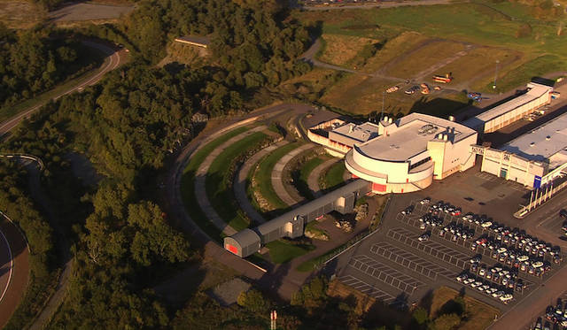 ボルボが誇る屋内全天候型の衝突実験設備の全景