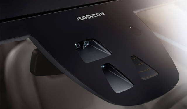 フロントグラス上部にそなわるミリ波レーダーとカメラ