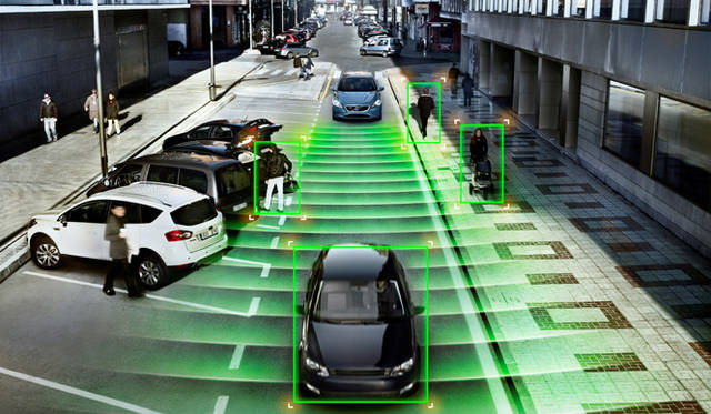 ミリ波レーダーやカメラなどの各センサーがクルマ周辺の状況を瞬時に捕捉する