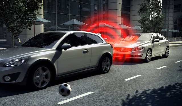 前方車両への追突回避もしくはダメージ軽減を図る“シティセーフティ”