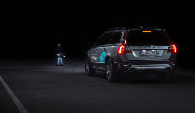 “夜間歩行者検知機能付き自動ブレーキ”