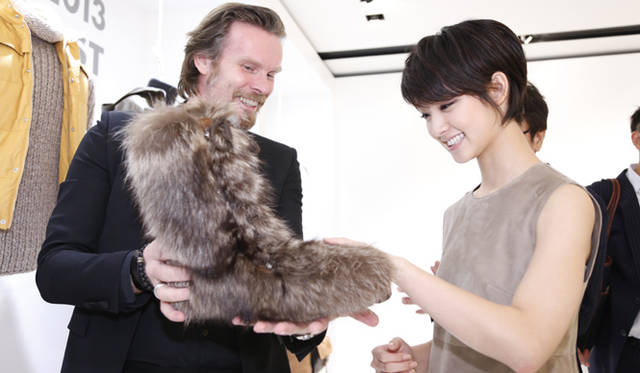 バリーおよびラベルクスCEOのラインハルト・ミエック氏（写真左）、女優の剛力彩芽さん