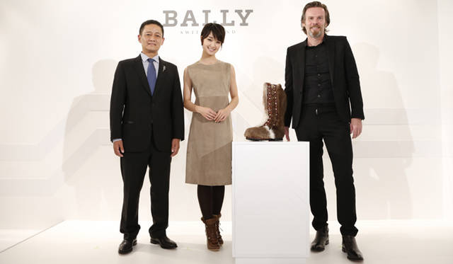 写真左から、ジャムリン・テンジン・ノルゲイ氏、女優の剛力彩芽さん、バリーおよびラベルクスCEOのラインハルト・エミック氏