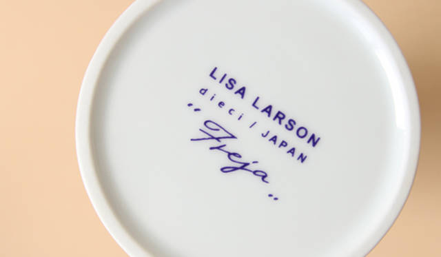 底面にはリサ・ラーソンのサインが入る