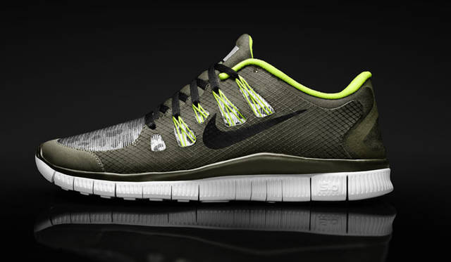 <strong>NIKE｜ナイキ</strong>　ナイキフリーの裸足感覚とスポーツシューズのちょうど中間に相当する、ナイキフライワイヤー技術が足の動きに合わせて手袋のようなフィットを提供。ナイキフリー特有の関節のように曲がる屈曲溝が裸足のようにしなやかな屈曲性を実現する。「ナイキ フリー 5.0+ シールド」1万2390円