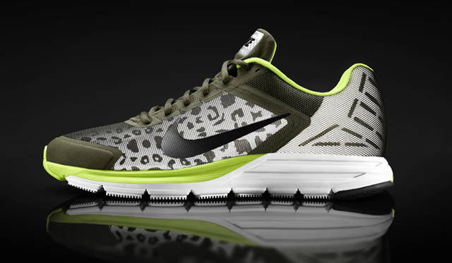 <strong>NIKE｜ナイキ</strong>　マラソンでの完走を目指すランナーに最適なスタビリティーモデルの17代目、「ナイキ ズーム ストラクチャー+ 17 シールド」。大幅な軽量化と、高い安定性を実現するとともに、優れたライディング性をランナーに提供する。「ナイキ ズーム ストラクチャー+ 17 シールド」1万1865円