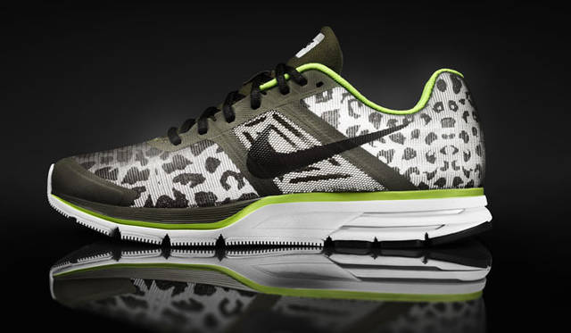 <strong>NIKE｜ナイキ</strong>　快適さ、クセのないクッショニングと耐久性で知られるランニングのベーシックモデル「ナイキ エアペガサス+ 30 シールド」。30作目となる本モデルは、アッパーを改良しフィット性をさらに高め、かかとのナイキ エアズームユニットが靴底の厚さを増やすことなく反発性に優れたクッション性を提供する。「ナイキ エアペガサス+ 30 シールド」（展開店舗限定）1万1340円