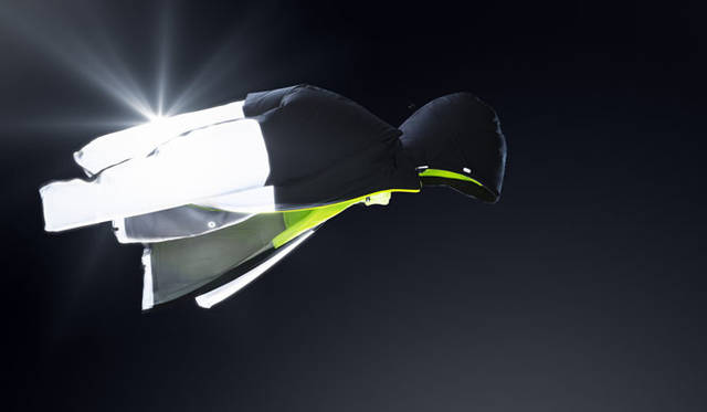 <strong>NIKE｜ナイキ</strong>　耐水性と反射性を細身のデザインのなかに盛り込んである「ナイキ シールドフラッシュジャケット」。暗い環境のなかでは反射素材が全方向に反射してランナーの視認性を維持する。身体の上部と袖には通気性、防風・耐水性を持つStorm-FIT10素材を使用し、外からの水は寄せつけず、汗の水蒸気を外に逃がす。ジャケット背面に目立たないようにほどこされている小さな通気孔が通気性を高める。「ナイキ シールドフラッシュジャケット」2万9400円