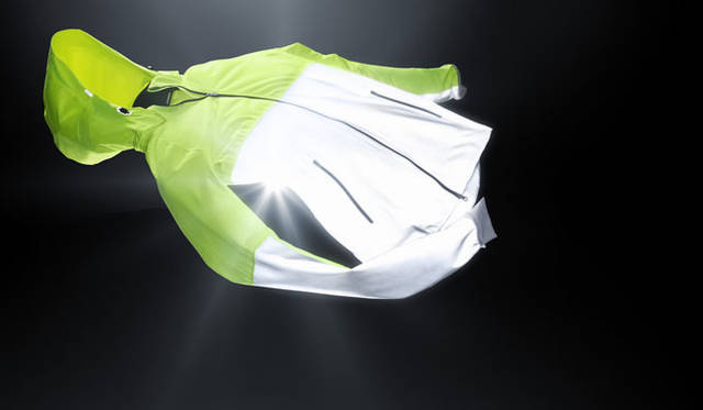 <strong>NIKE｜ナイキ</strong>　袖から引き出せるハンドウォーマーが手を暖かく守り、ランナー向けのフードは荒れ模様の天気にも外れにくく、ランナーの耳を暖かく守るなど、ジャケットのデザインにはランナーのための特別なディテールの工夫がほどこされている。「ナイキ ウィメンズ シールドフラッシュジャケット」2万9400円