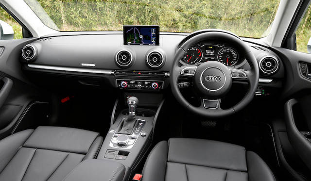 インテリアはシンプルだが、クオリティの高い仕上げ。ソフトパッドを使用したダッシュボードや、質感の高いスイッチ類など、そこにあるのは誰もが知るアウディののそれだ