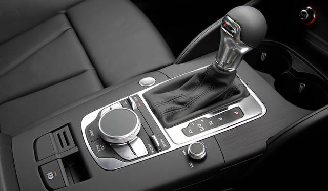 1.4リッターエンジンは、7段Sトロニックトランスミッションを組み合わせ、駆動方式はFF。「1.8 TFSI クワトロ」には6段Sトロニックを組み合わせ、駆動方式はアウディ自慢のクワトロ システム（4WD）が採用された