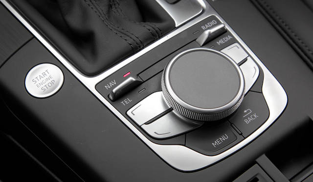 ナビゲーションシステムから、エンターテイメント機能まで、より素早く、直感的な操作がおこなえるように進化したMMI（マルチメディアインターフェイス）。プッシュボタンコントローラーの上面はタッチセンサー式のコントロールパネルが採用され、直接指で書いた文字や数字も認識してくれる