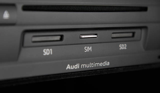 SIMカードスロットはダッシュボード内にそなわる。「アウディ コネクト」はオプション装備で、ソフトバンクとの3年契約。新車購入時に車両登録と一緒にディーラーで手続きがおこなわれるので、オーナーがわざわざそのために通信会社に向かうなど、余計な手間暇がかからないのもありがたい