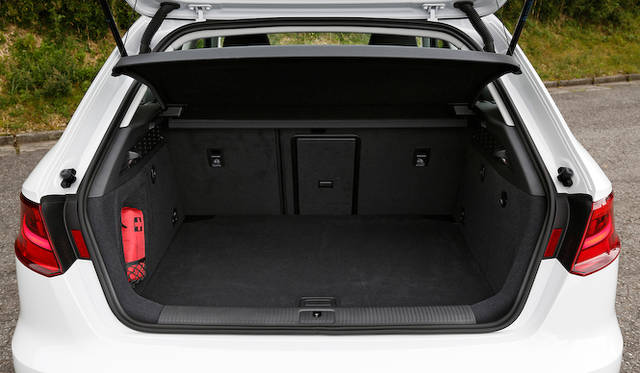 後席を倒し、ラゲッジスペースを最大にすると、先代とかわらない通常340リットルという荷室容量は1,220リットルにまで拡大する。先代が最大1,120リットルなのに対し、これはじゅうぶんなアドバンテージである