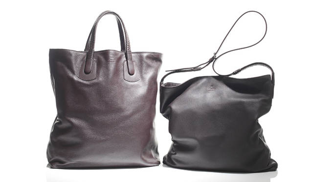 左から トートバッグ[W40×H44×D15cm] 40万9500円、メッセンジャーバッグ[W43×H42×6cm] 39万9000円