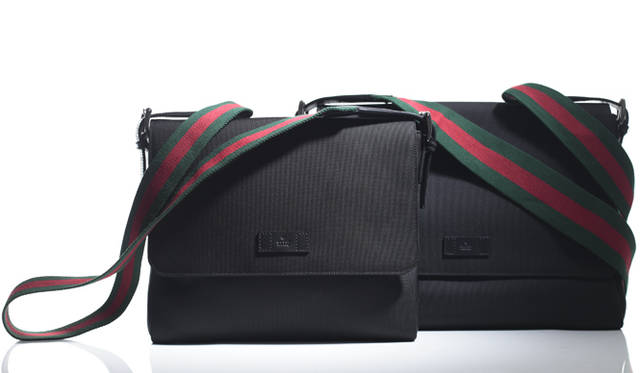 メッセンジャーバッグ 左から 8万9250円[W29×H25×D7cm]、10万1850円[W37×H29×D10cm]