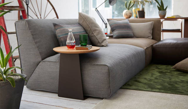 <strong>arflex｜アルフレックス</strong>　2013年秋冬ニューモデル　<strong>サービステーブル「MERCADO（メルカド）」</strong>　アームがないシンプルなソファに、機能と利便性を加える。意匠的なアクセントにも