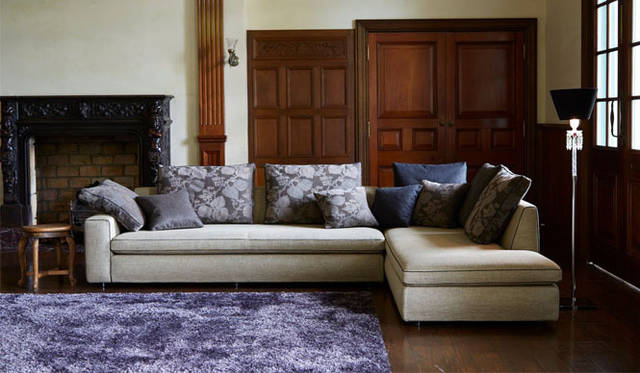 <strong>arflex｜アルフレックス</strong>　2013年秋冬ニューモデル　<strong>ソファ「SONA（ソーナ）」</strong>　2002年の発売以来、アルフレックスのトップセールスの記録を塗り替えたソファ「SONA」。今回パイピング仕様が追加され、シルエットが際立ち、よりシャープな印象に