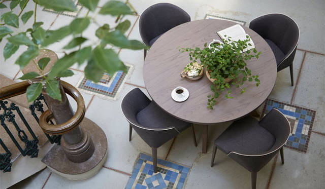 <strong>arflex｜アルフレックス</strong>　2013年秋冬ニューモデル　<strong>チェア「FLUTE（フルーテ）」</strong>　2011年発売以降、フィット感に優れた総張り込みチェアとして人気の「FLUTE」にも、パイピング仕様が追加