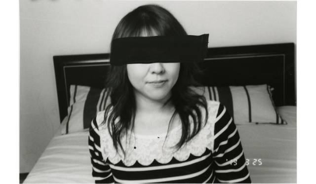 <strong>ART｜荒木経惟展『人妻ノ写真』をラットホールギャラリーにて開催</strong>　荒木経惟「人妻ノ写真」より B&W Print, Acrylic marker 13 x 18 cm 2013