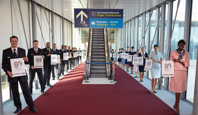 歴代の制服を着用した乗務員が勢ぞろい