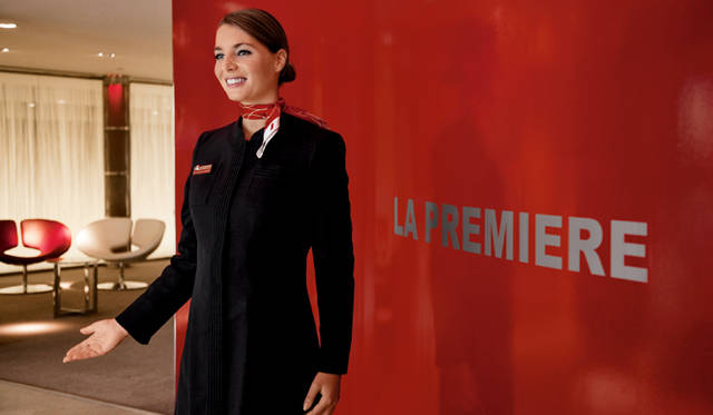 ファーストクラス専用ラウンジの入り口に立つエールフランス航空の地上職員　Photograph by VALDOIS Virginie