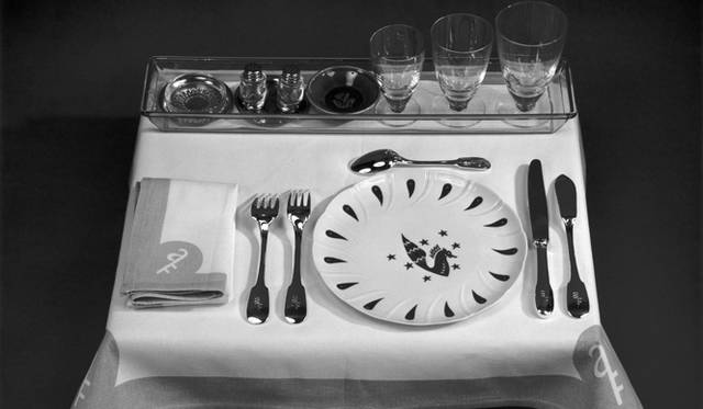 1970年のアーカイブ写真。ピカール・ル・ドゥが、ファーストクラス用にデザインした食器