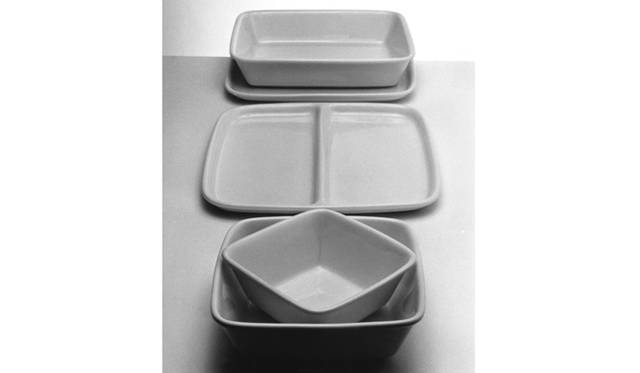 1976年のアーカイブ写真。レイモンド・ローウィが、コンコルド用にデザインした食器