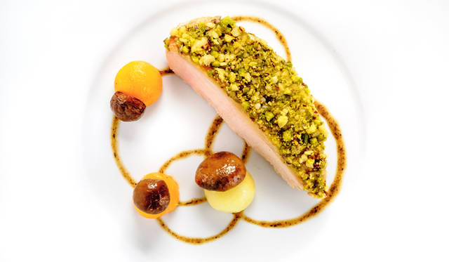 今年10月から、パリ発長距離路線のビジネスクラスでは、シェフのティボー・ルジェリ監修による料理が提供されている　Photograph by CAMBON Sylvain