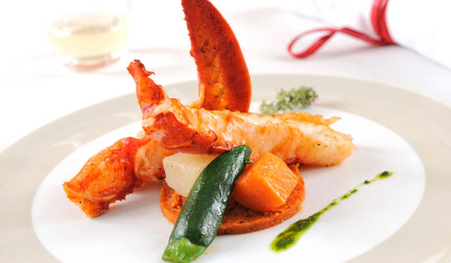 パリ発長距離路線のファーストクラスでは、今年10月と11月の期間限定で、シェフのジャック・ル・ディベレック監修による料理が提供されている　Photograph by DELAPIERRE Patrick