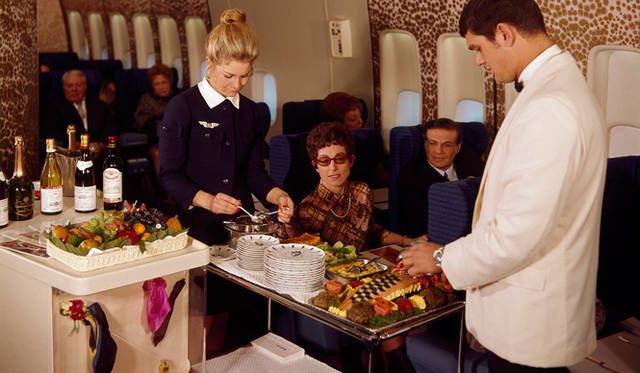 1969年のアーカイブ写真。B747で乗客に前菜をサービスしている様子を撮影したもの。機内インテリアはピエール・ゴーチェ・ドラエ、乗務員の制服はバレンシアが手がけた