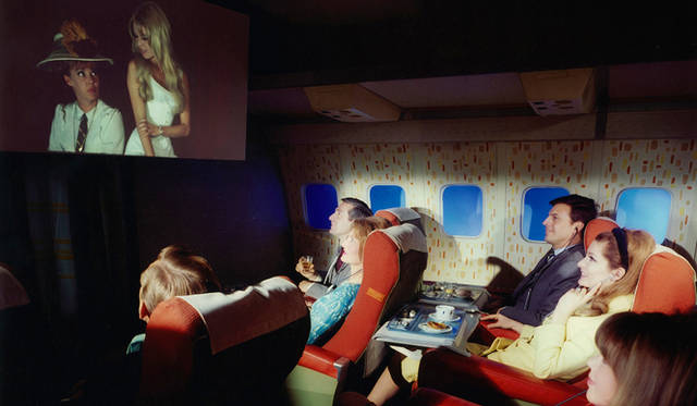 1966年のアーカイブ写真。B707の機内で、1965年の映画『ビバ!マリア』を上映しているところを撮影したもの
