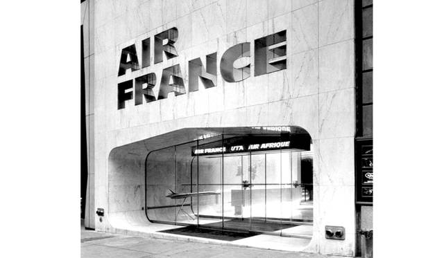 1970年のアーカイブ写真。ニューヨークの5番街に建てられたチケット売り場。ピエール・ゴーチェ・ドラエがデザインしたファサードは、1970年にベスト・ファサードに選ばれた