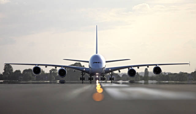 世界最大級の旅客機エアバスA380　Photograph by Lindner