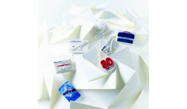 「ガレット・デ・ロワ」の楽しみのひとつは、切り分けられたケーキのなかから、“フェーヴ”と呼ばれる小さな陶製の人形を見つけ出すこと。80周年限定版では、エールフランスの歴史にちなんだ陶製のアイテムが、6つ隠されているという。またボックス入りの特製フェーヴ7個セットも同時発売される