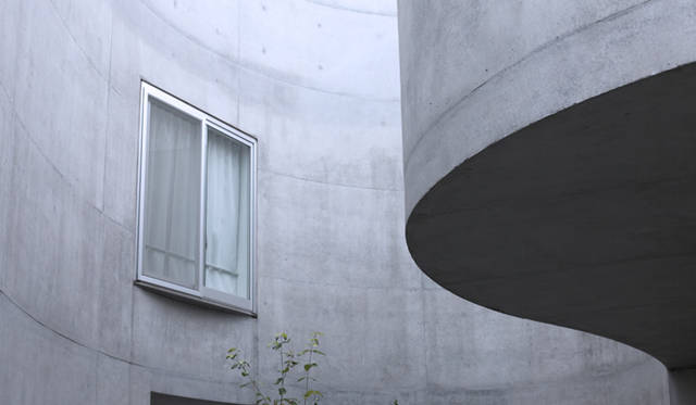 コンクリートの外壁がやわらかい曲線で形成されている建築