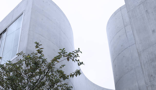 コンクリートの外壁がやわらかい曲線で形成されている建築