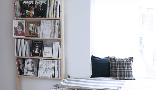 2Fの寝室には、本棚と一緒にベッドが置かれている