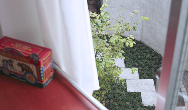 2F書斎スペースより中庭を見下ろす