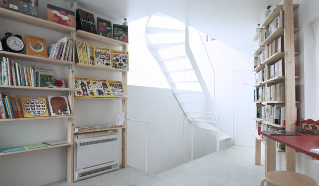 住宅のスケールだが、非日常感のある不思議な空間