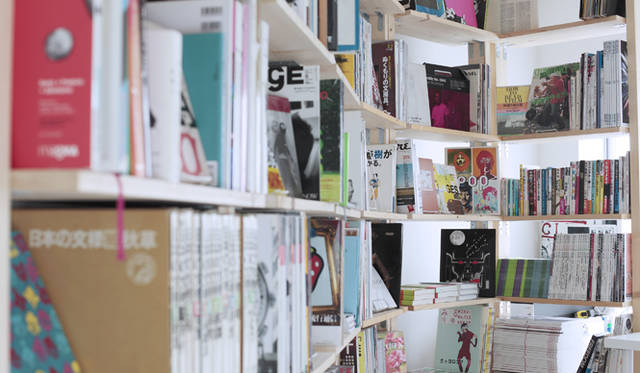 3Fのリビングにはアート、カルチャー、音楽、映画関連の書籍が並ぶ