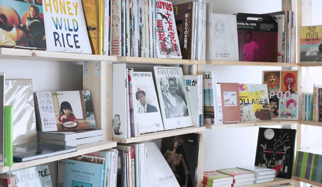 3Fのリビングにはアート、カルチャー、音楽、映画関連の書籍が並ぶ