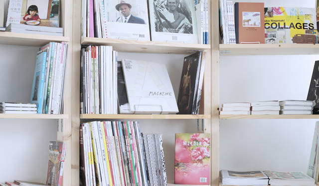 3Fのリビングにはアート、カルチャー、音楽、映画関連の書籍が並ぶ