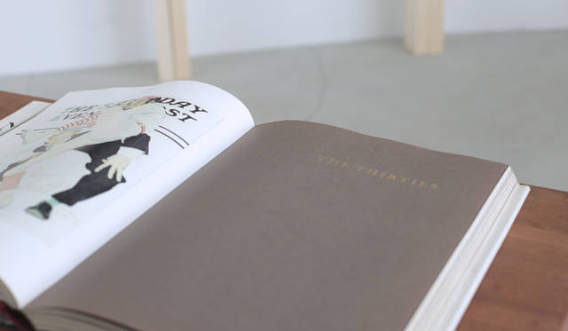 リビングにはソファーやローテーブルが用意されている