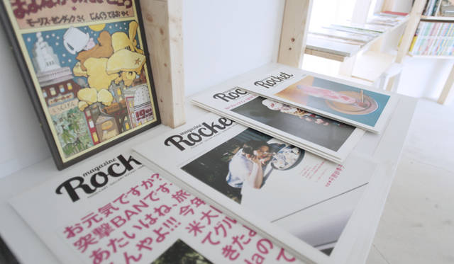 3Fキッチンには食エッセイ、レシピ本、雑誌の食特集などが並ぶ