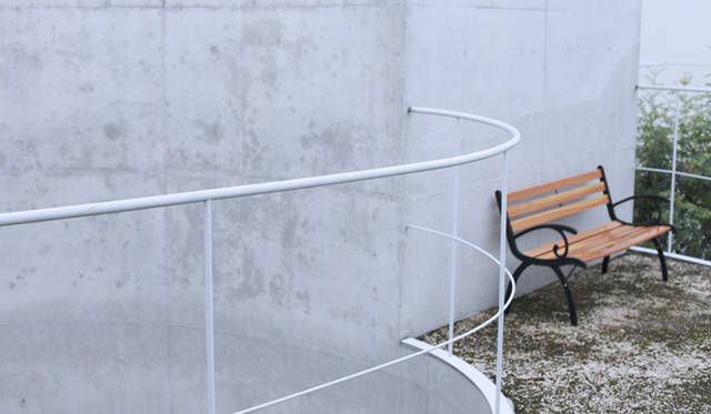 3Fのテラスに置かれたベンチ