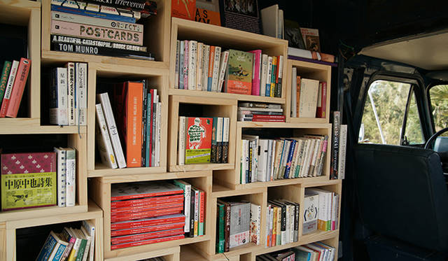 トラックの車内にもたくさんの本が並ぶ