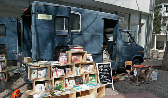 トラック前に積まれている本棚は三田氏による手作り