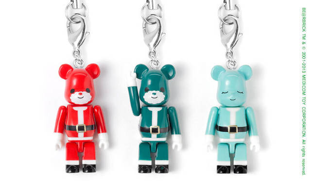 ベアサンタ BE@RBRICKストラップ（スマートフォン対応 イヤホンジャックピン付き）　左から／ストロベリー、フォレストグリーン、ミントグリーン 各1個300円（税込）※チャリティ金100円含む　各全高 約3.5cm