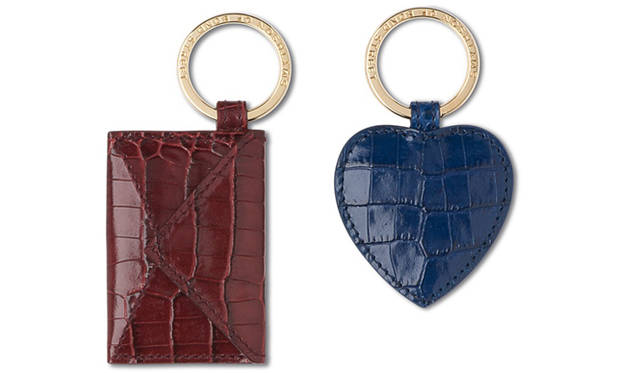スマイソン「エンベロープ キーリング」（写真左）1万500円、「ハート キーリング」1万3650円